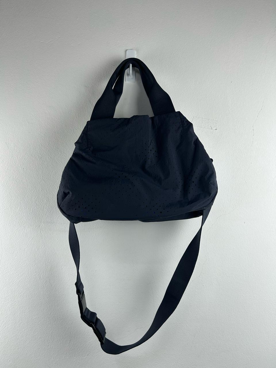 만다리나덕 나일론 크로스백 가방 네이비 매쉬