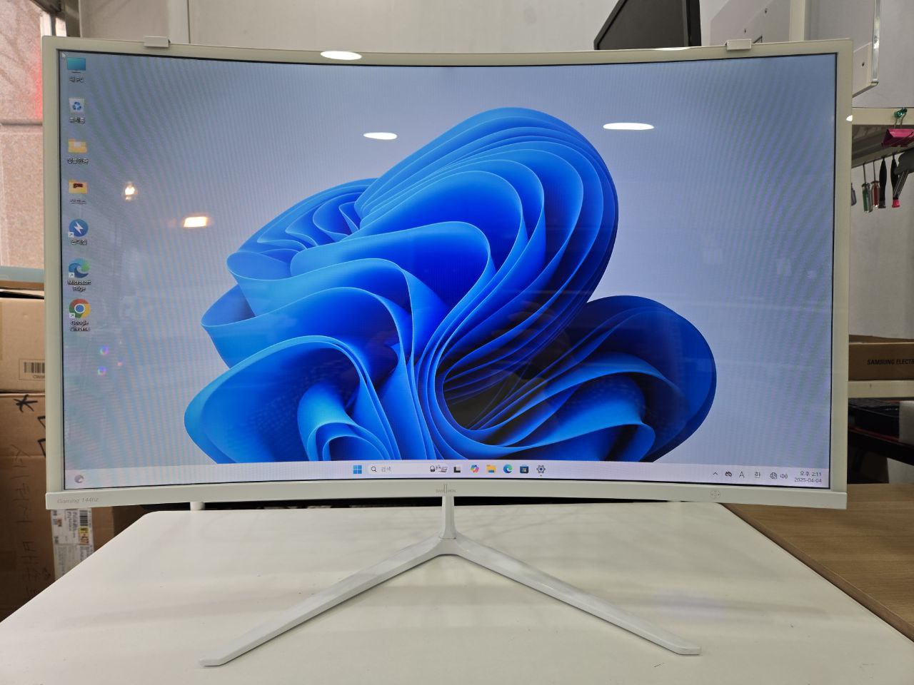 담원 32인치 144Hz 커브드 모니터 팝니다.