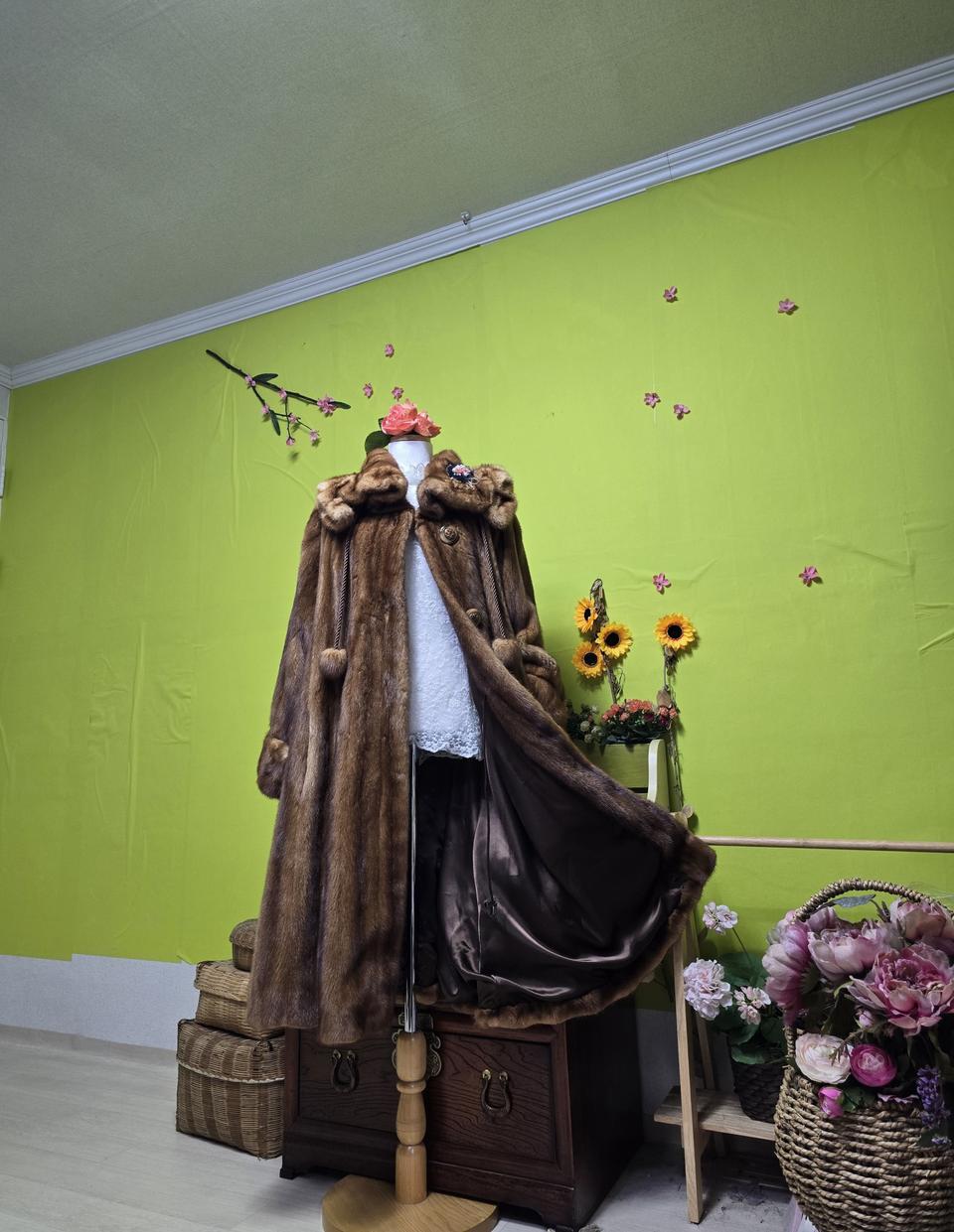 사가밍크/데이트룩/ 연말룩 / 셔링넥/ 허리스트링/a라인롱 밍크코트