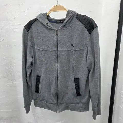 버버리 일본판 블랙라벨 그레이 가죽패치 후드집업 2사이즈