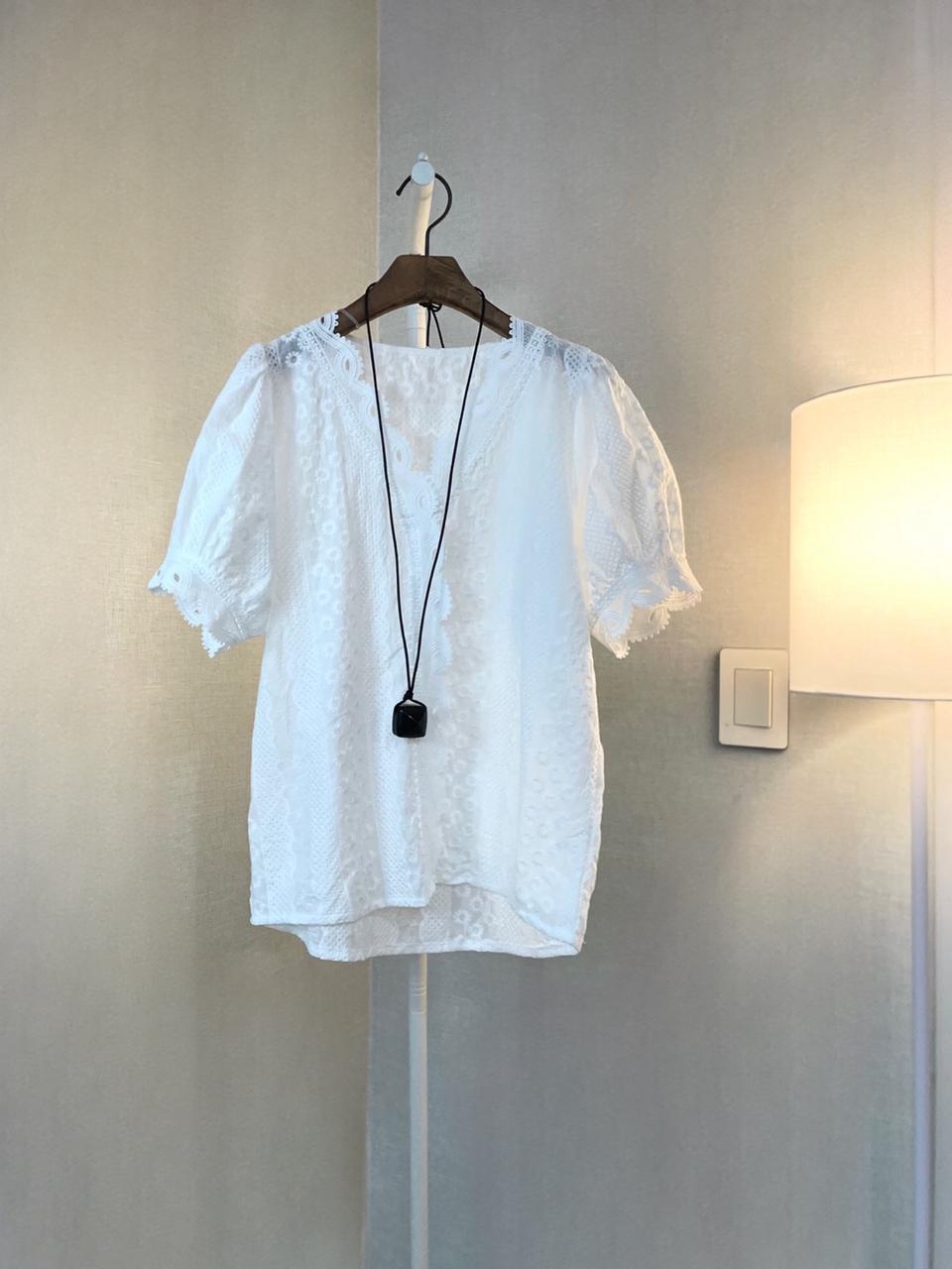 화이트반팔 여름면 레이스퍼프 셔링자수 블라우스