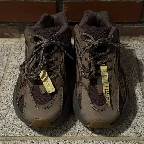 아디다스 이지 부스트 700 V2 지오드 275