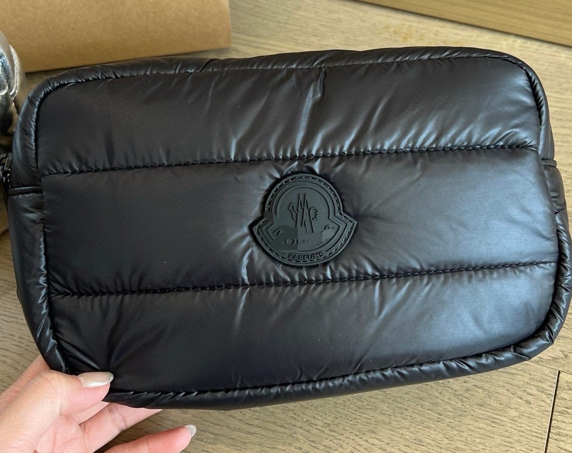 몽클레어 파우치