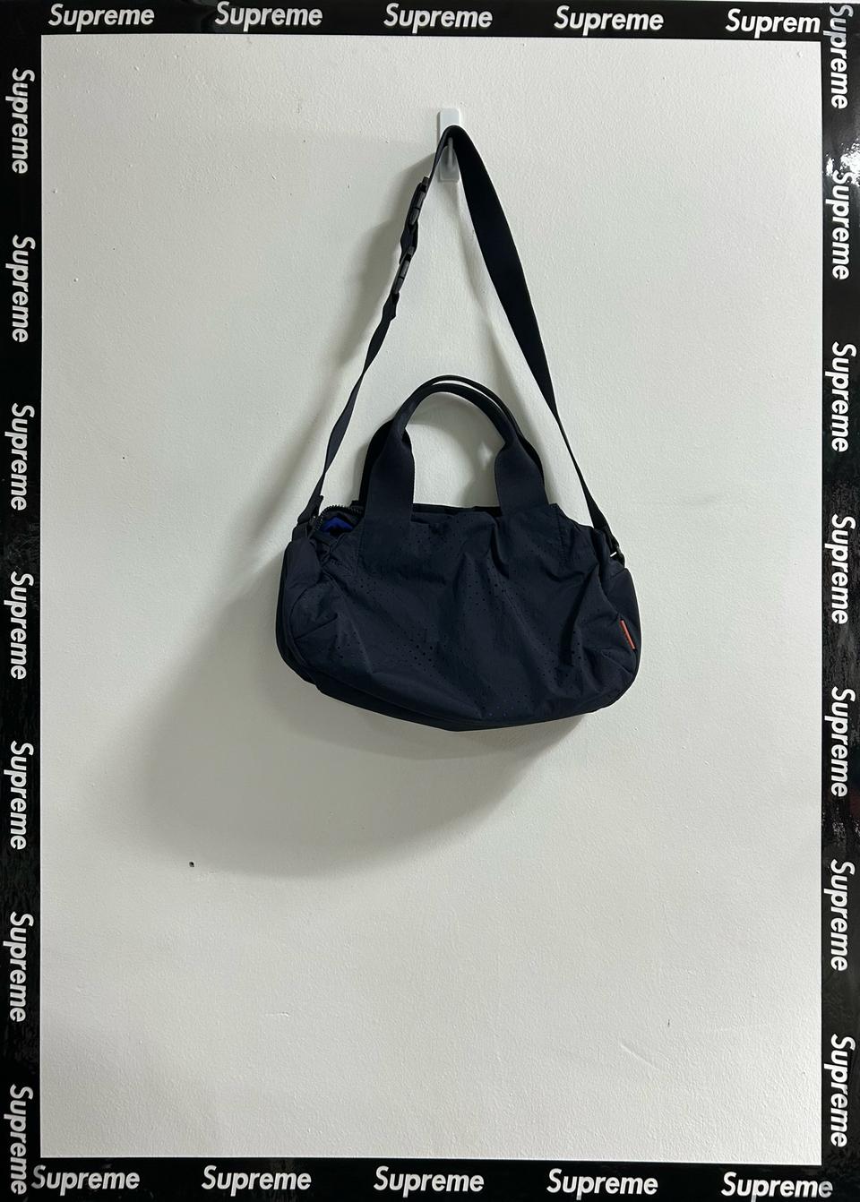 만다리나덕 나일론 크로스백 가방 네이비 매쉬