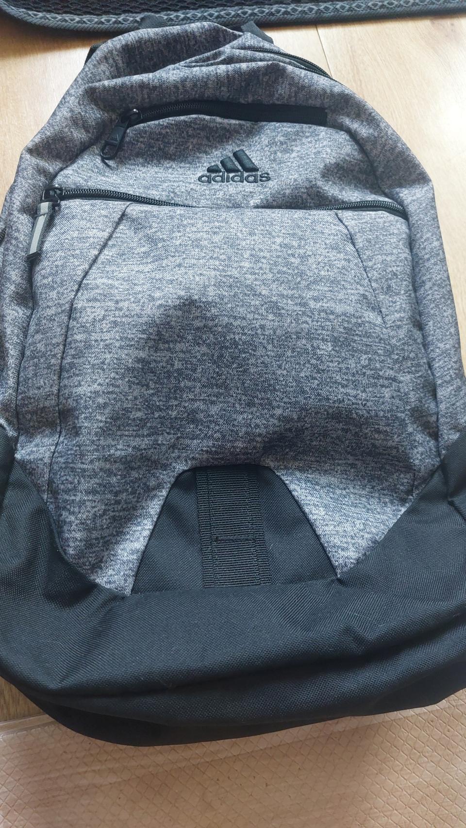아디다스 백팩. 배낭. 거의새것. 35*45 정도