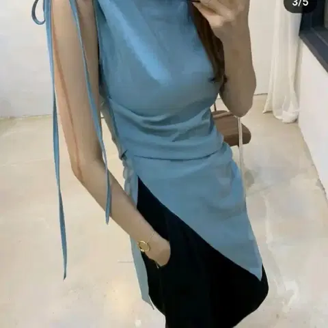 드모어 셔링 나시 블라우스 - 블랙