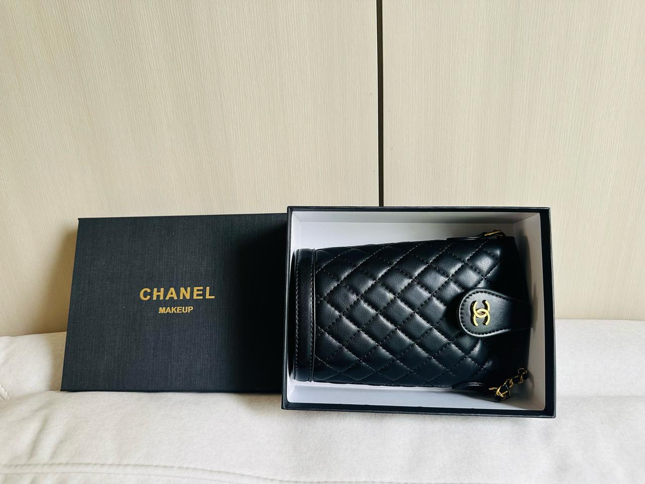 샤넬 메이크업 기프트 제품인 블랙 미니 버킷백
