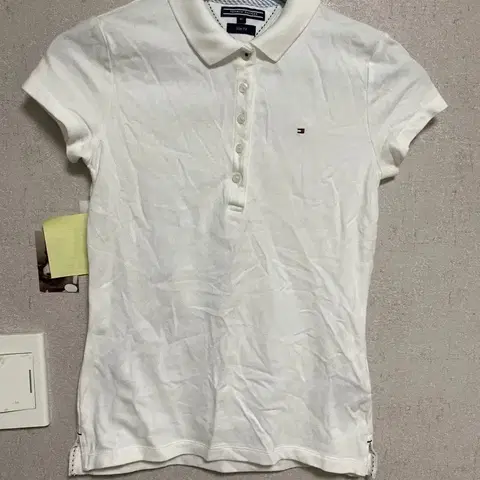 티미힐피거 화이트 반팔 스몰로고 카라티 슬림핏 xs