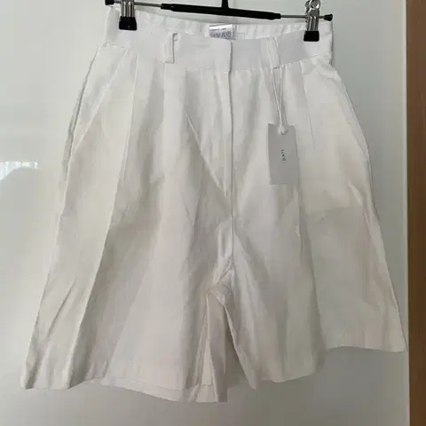 로에일 화이트 코튼 팬츠 반바지 바지 면바지 오피스룩 드뮤어룩 새거