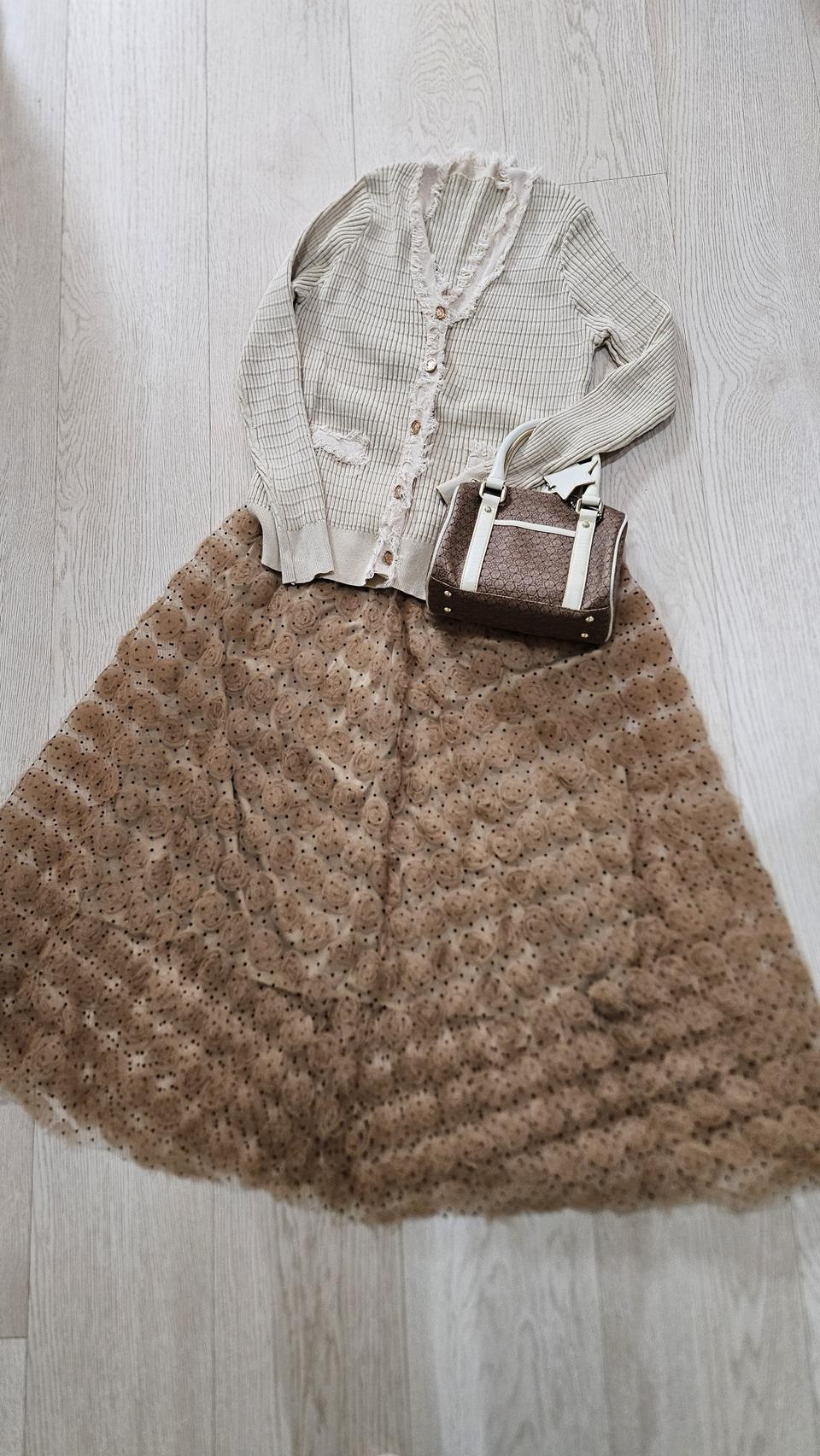 베이지 니트& 로즈 스커트