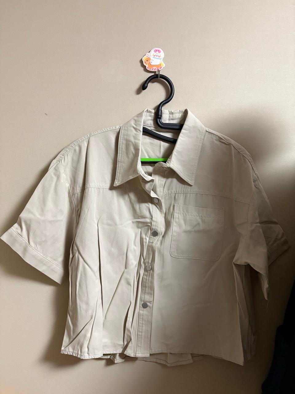 베이지 반팔셔츠