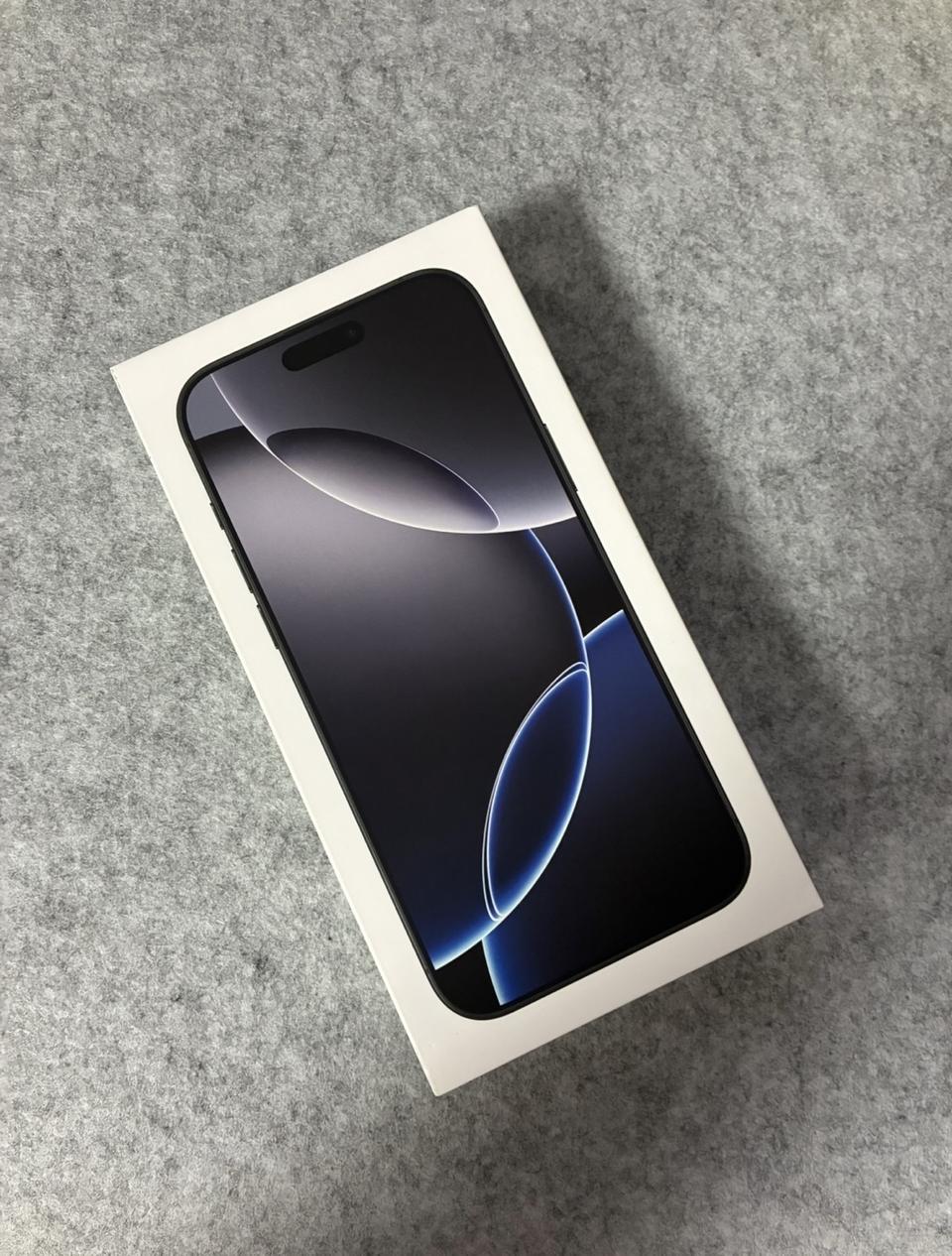 아이폰 16 Pro Max 블랙 티타늄 256GB 미개봉 자급제