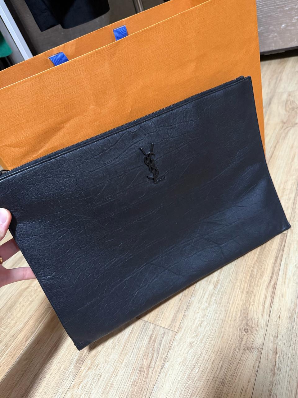 입생로랑 모노그램 크로커다일 클러치 파우치