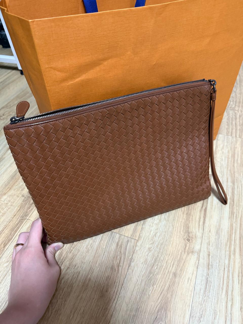 보테가베네타 인트레치아토 스트랩 클러치 브라운