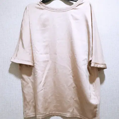 여름 반팔 티, 새틴과 면 앞뒤 언발 티셔츠,뒤단추 포인트 티블라우스