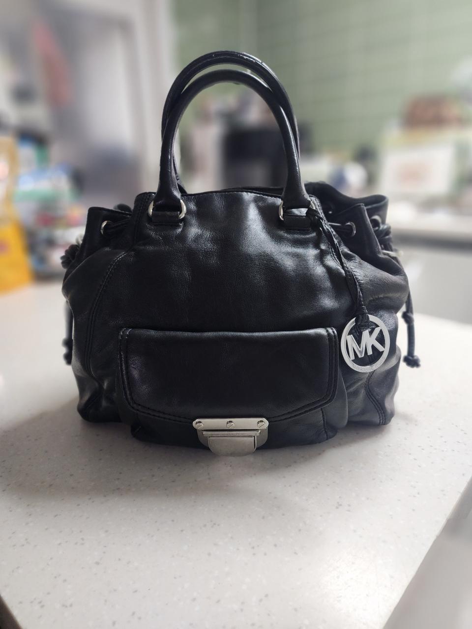 마이클 코어스 블랙 가죽 토트백