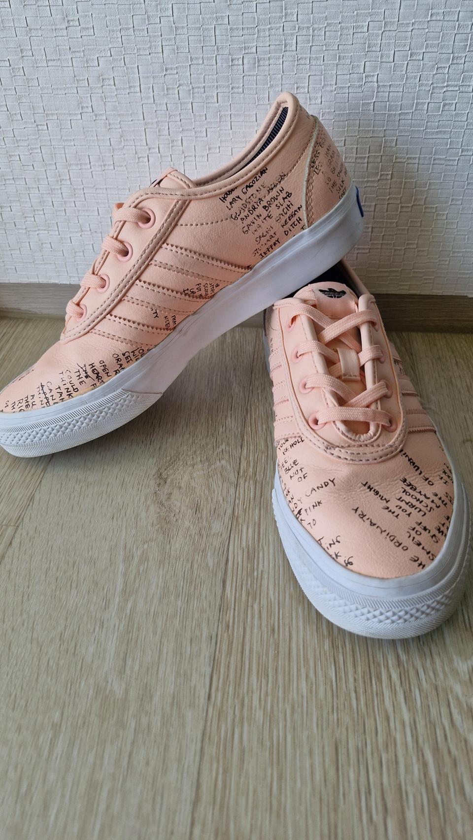 아디다스 코랄 스니커즈 235