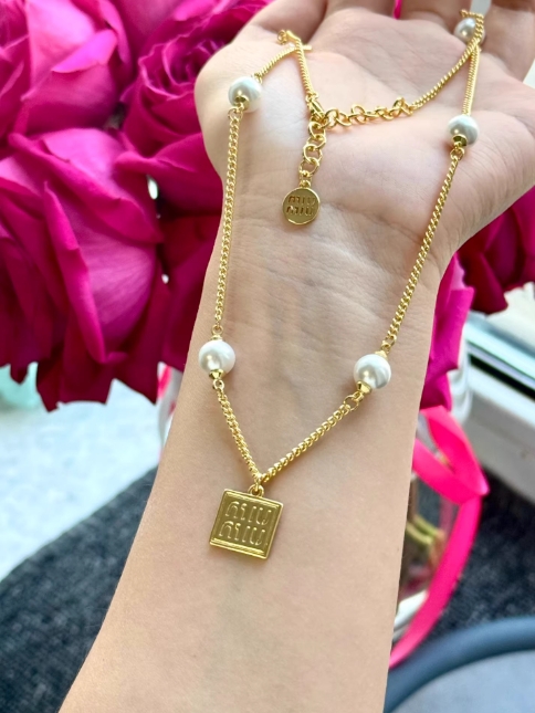 미우미우 목걸이