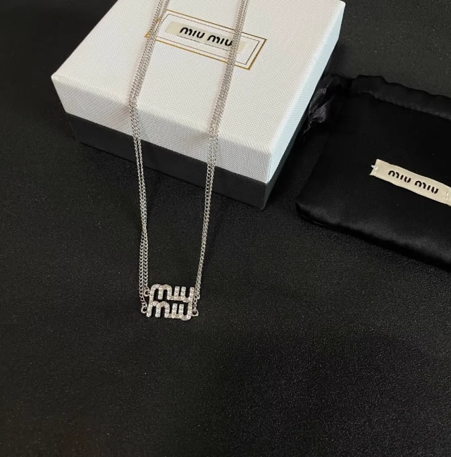미우미우 목걸이