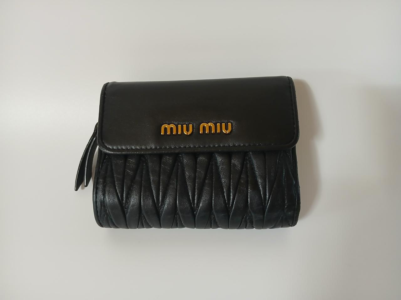 독특한 디자인의 미우미우 마틀라쎄 나파가죽 반지갑