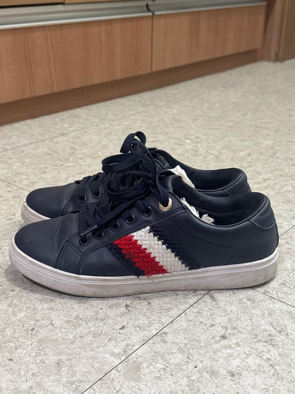 타미힐피거 네이비 스니커즈