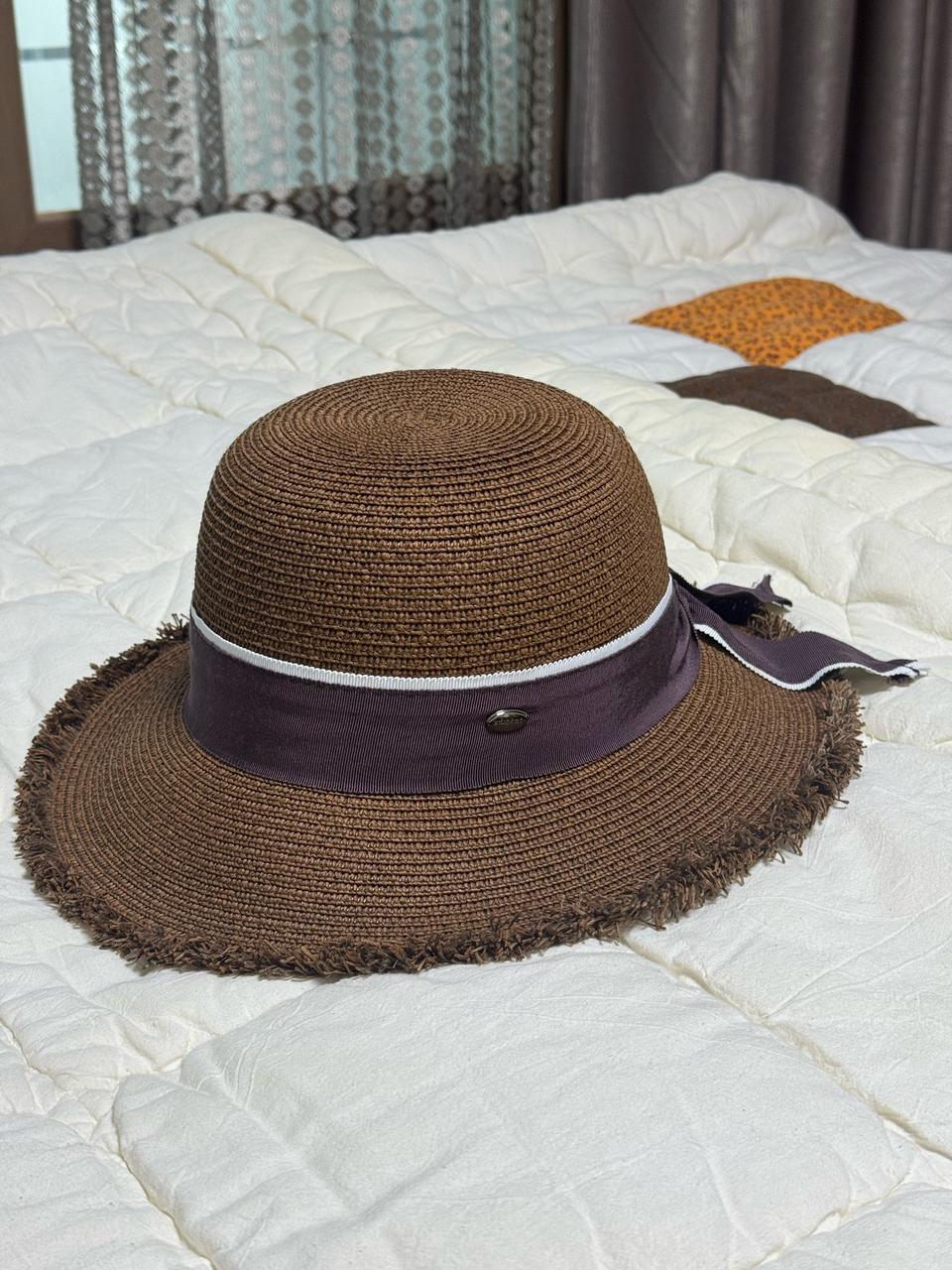 브라운 색상의 밀짚모자