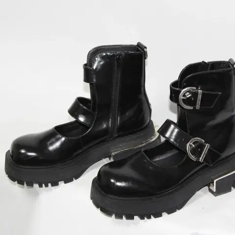 찰스앤키스 셀마 버클드 청키 부츠