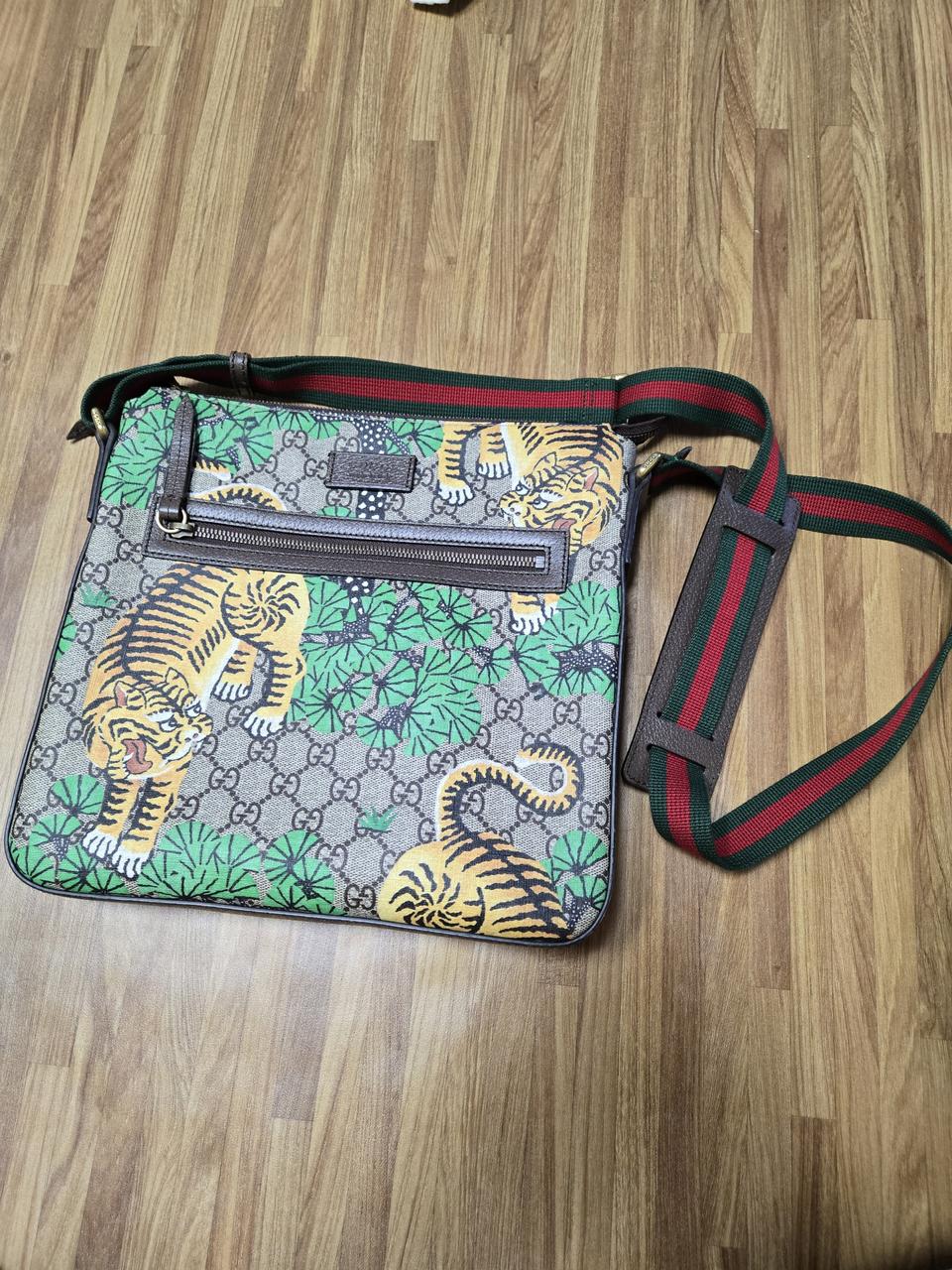 새상품)정품-구찌 타이거 메신저백 GG수프림