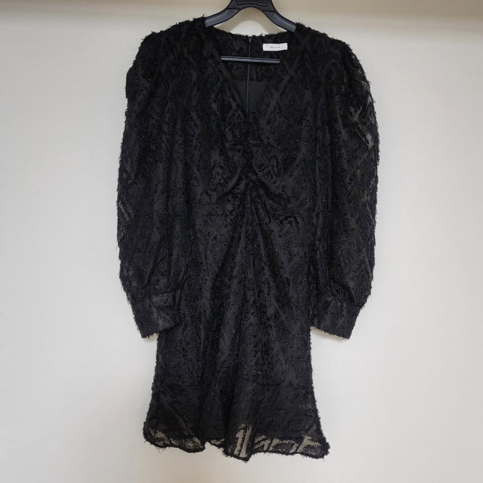 블랙 깃털 셔링 브이넥 원피스