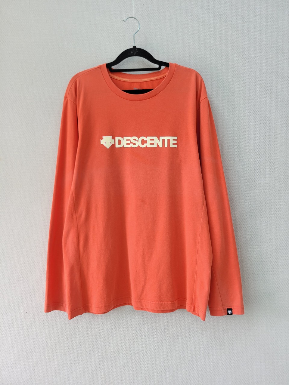 데상트 오렌지 컬러 면티셔츠