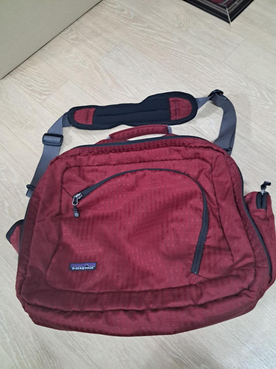 파타고니아 라이트 와이어 메신저백 레드