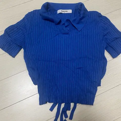 어읏세컨즈 크롭 니트 반팔