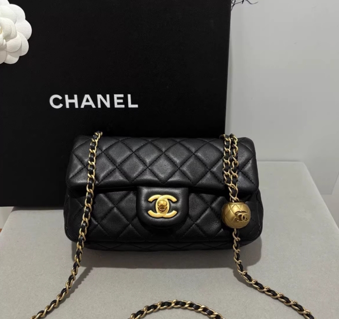 샤넬 뉴미니 플랩백 골든볼