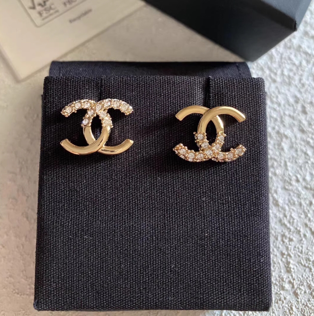 샤넬 클래식 로고 이어링