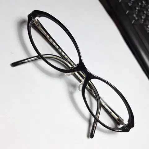 블랙 타원형 빈티지 안경테