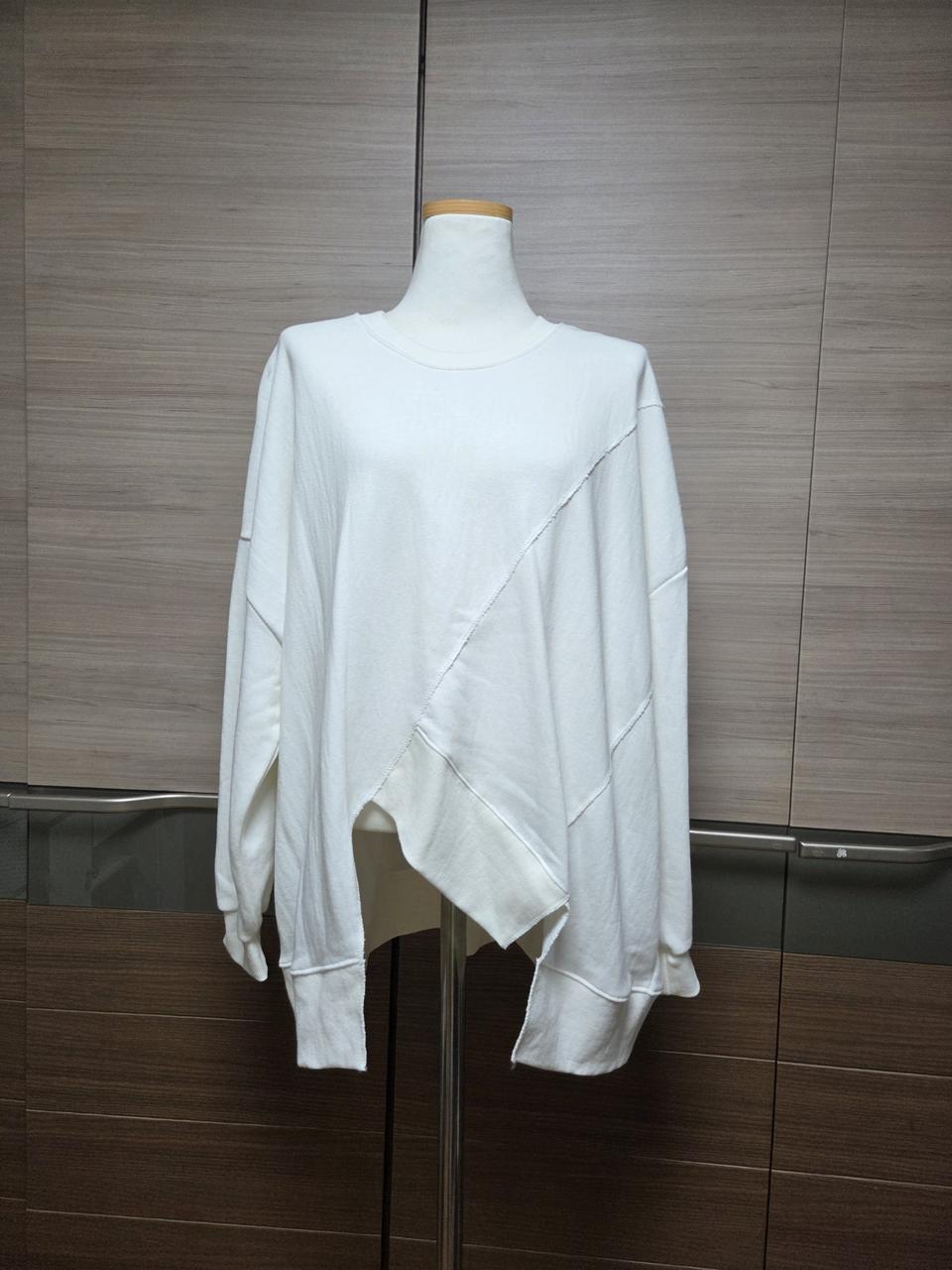 미상품)화이트 언발란스 맨투맨