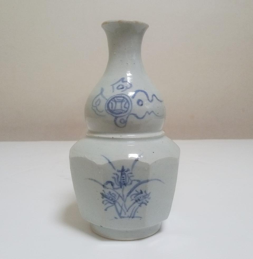 청화백자 칠보난초문 호리 각주병