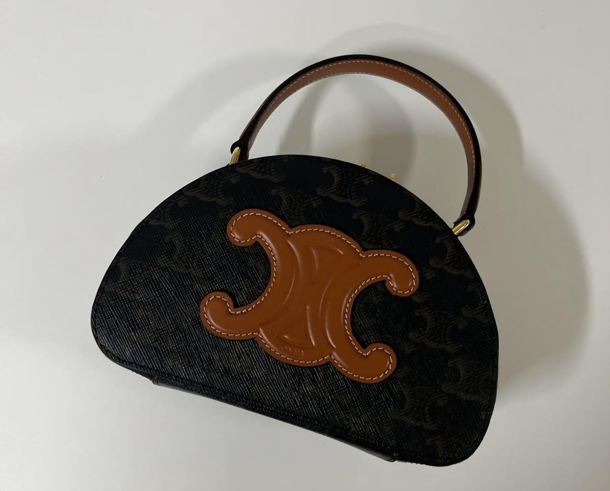 셀린느 퀴르 트리옹프 하프 문 케이스