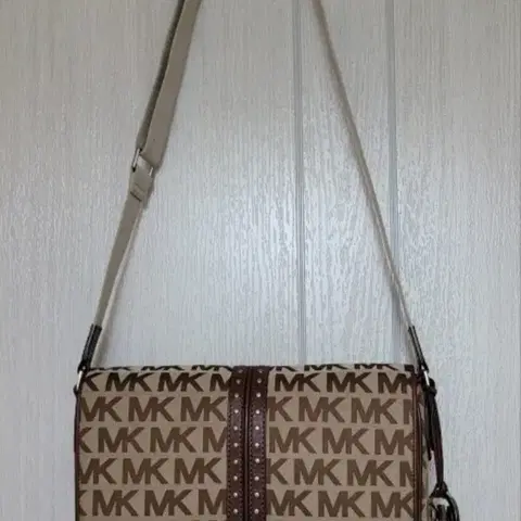 클래식한 마이클코어스 메신저백