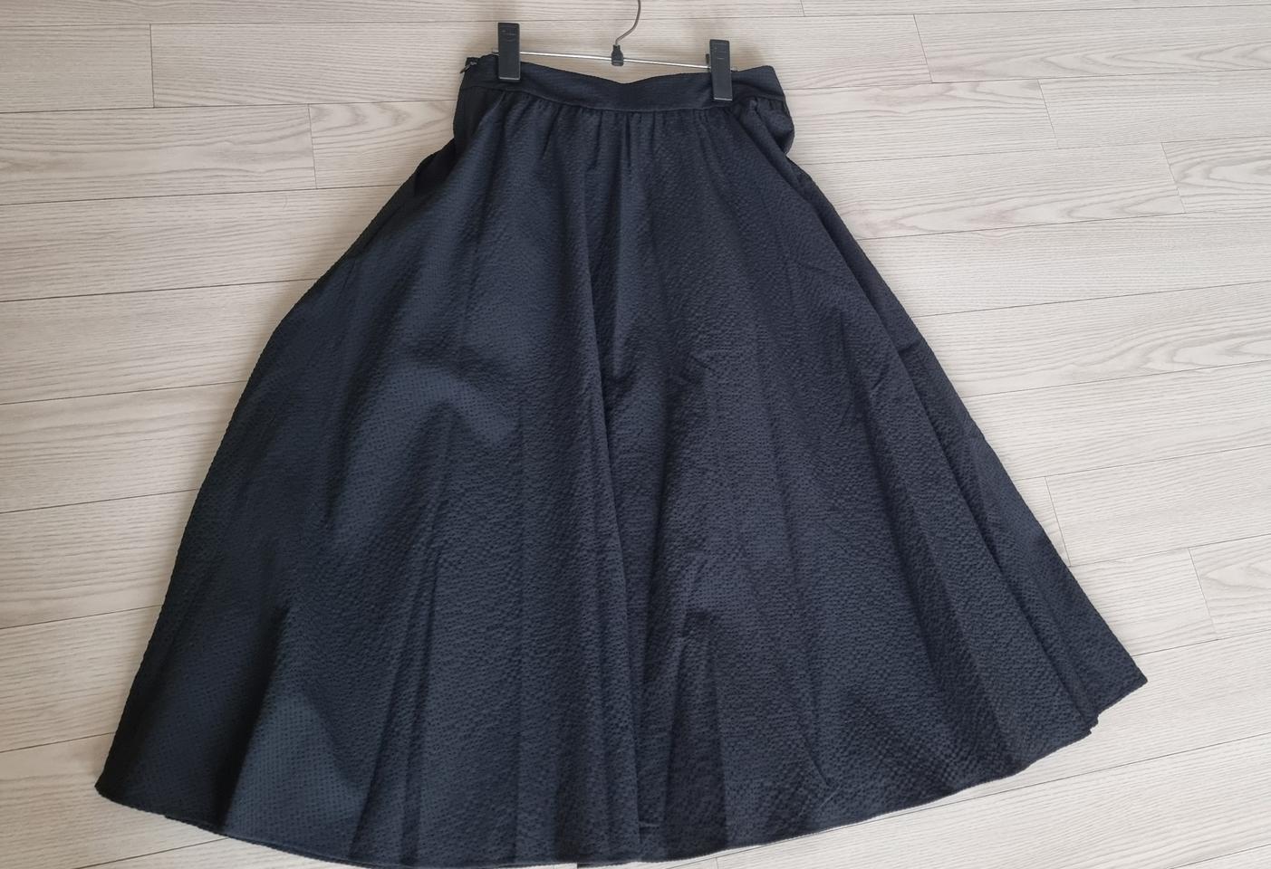 로엠 플레어 롱 스커트