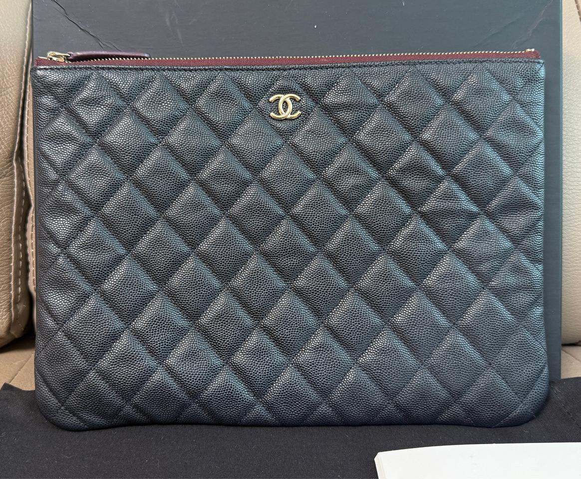 샤넬 클래식 캐비어 클러치 뉴미듐 금장