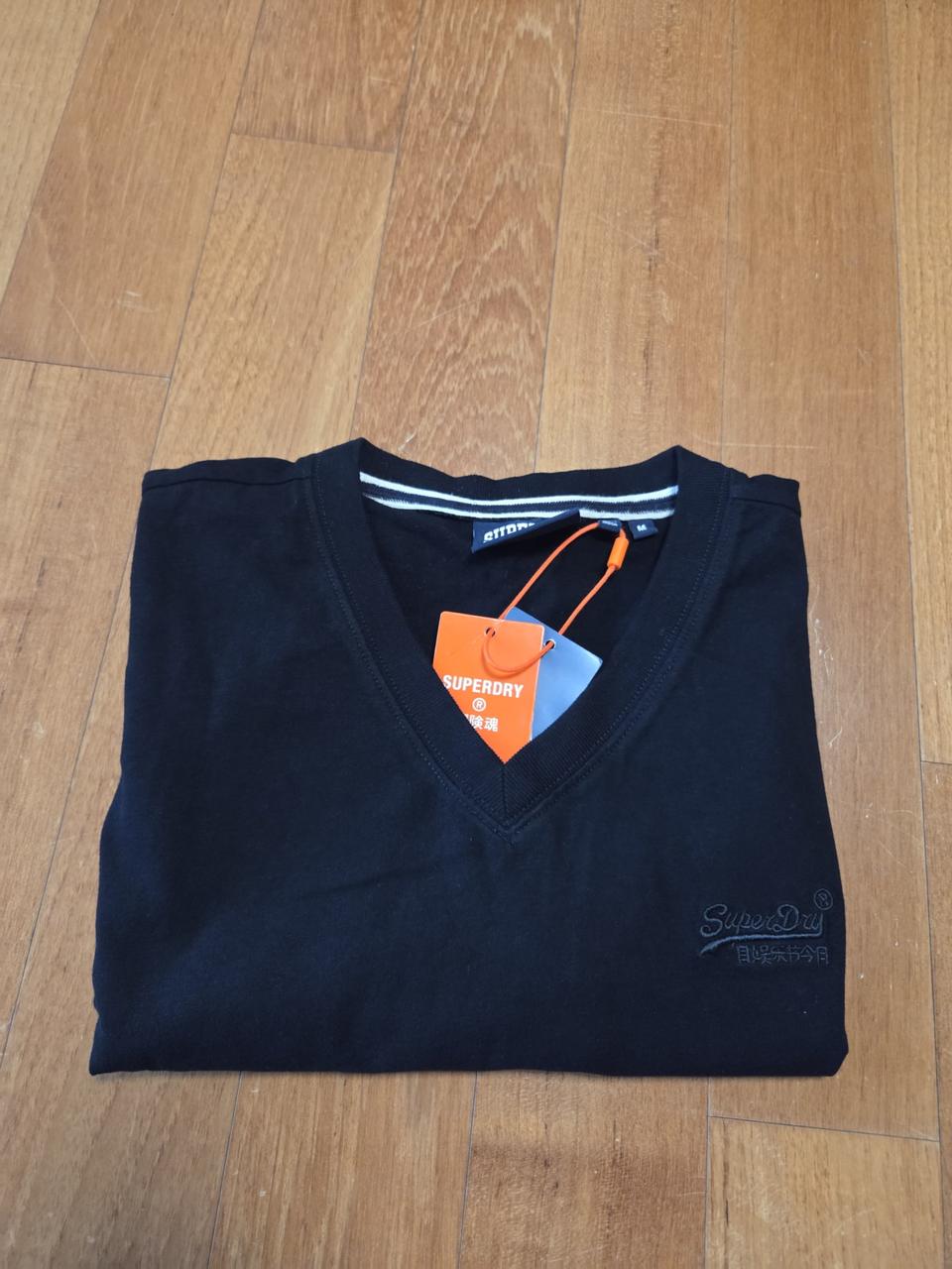 슈퍼드라이 블랙 브이넥 티셔츠