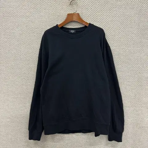 무신사스탠다드 블랙 무지 맨투맨 105 D04633