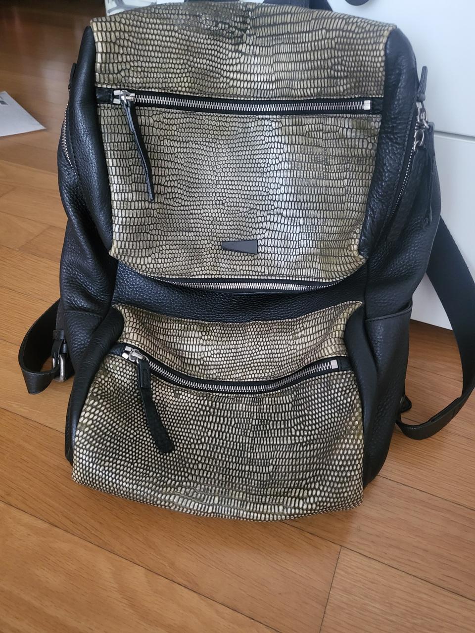 루즈 앤 라운지 백팩입니다