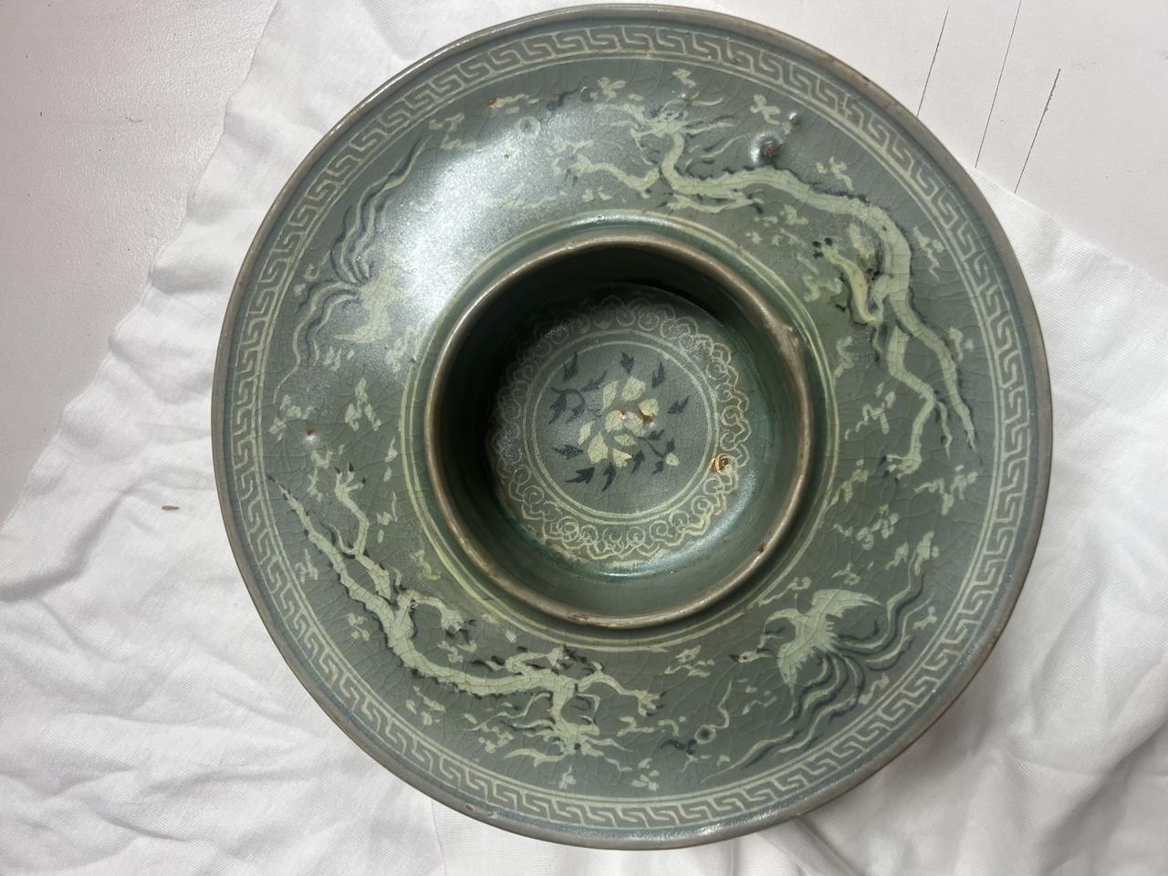 청자상감운용화훼운봉문탁합