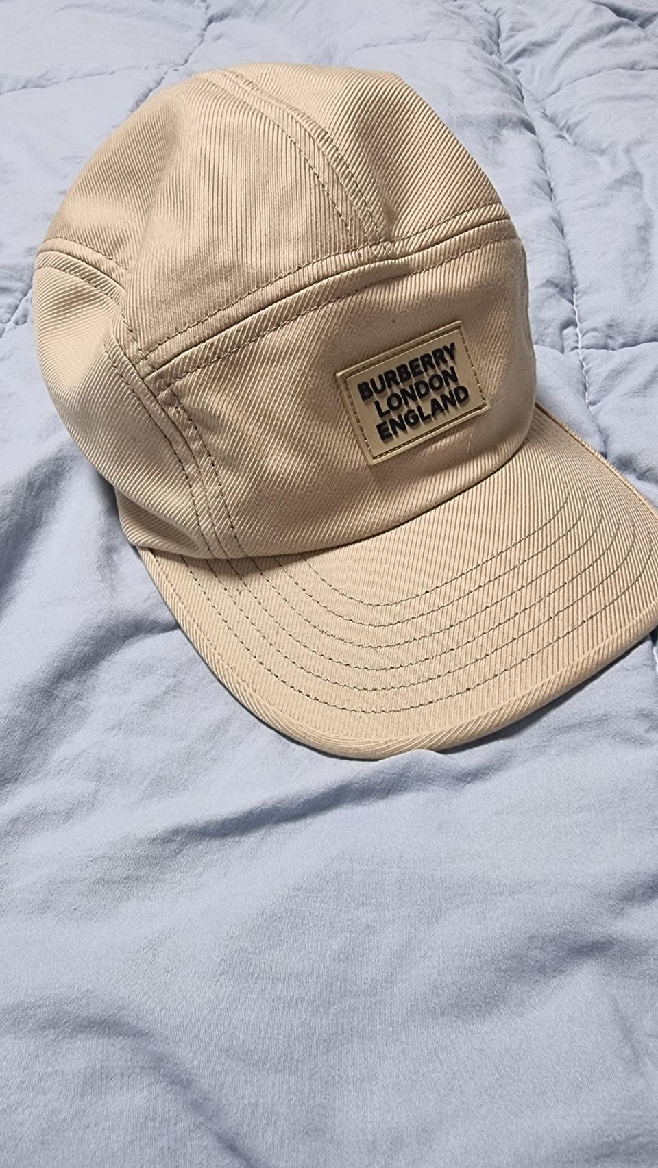 버버리 캠프캡 베이지 색상 M 사이즈