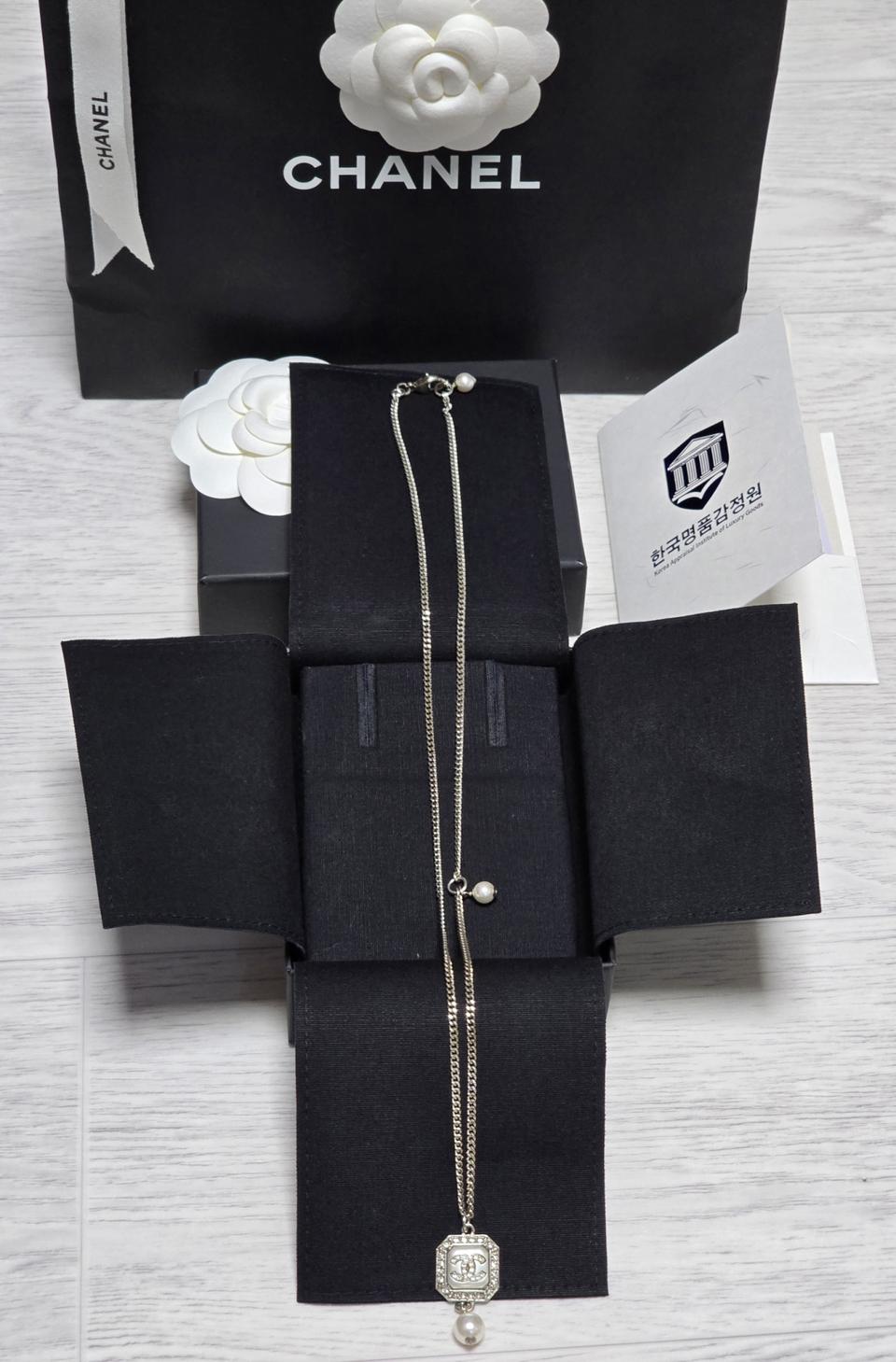 샤넬백팩구입시무료로드림!!) 정품 샤넬 로고 크리스탈 펄(진주) 목걸이