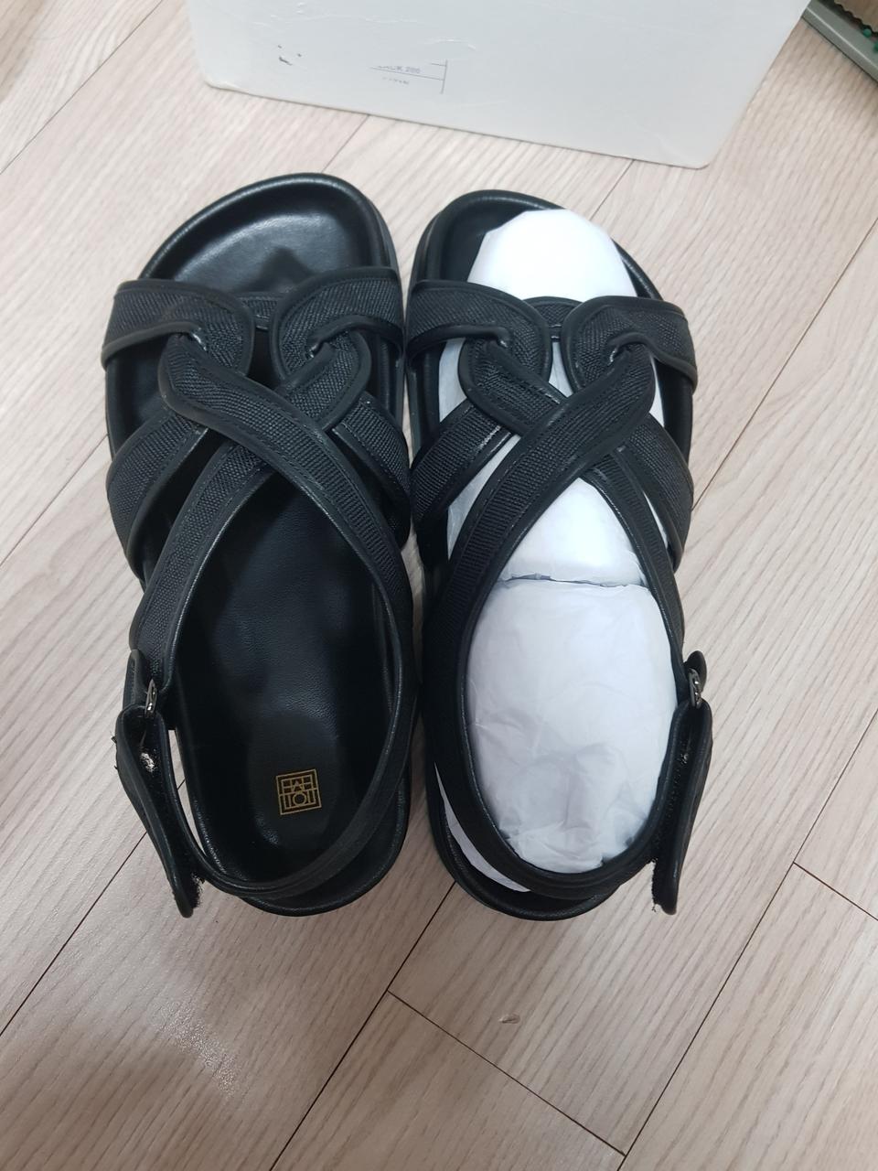 새상품 토템 샌들 235사이즈