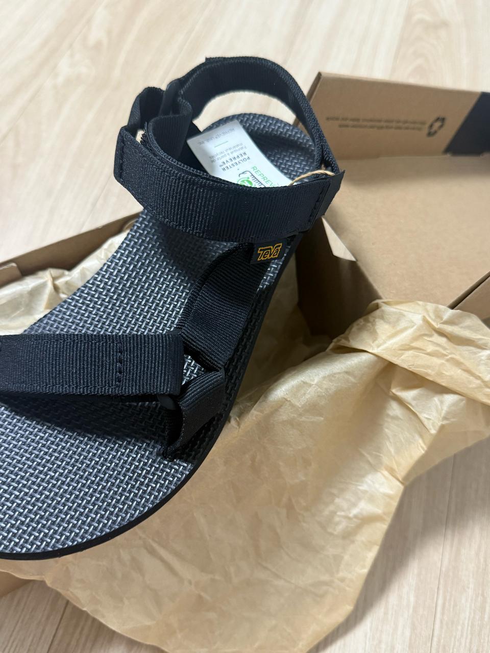 테바샌들 새상품 230 판매합니다.