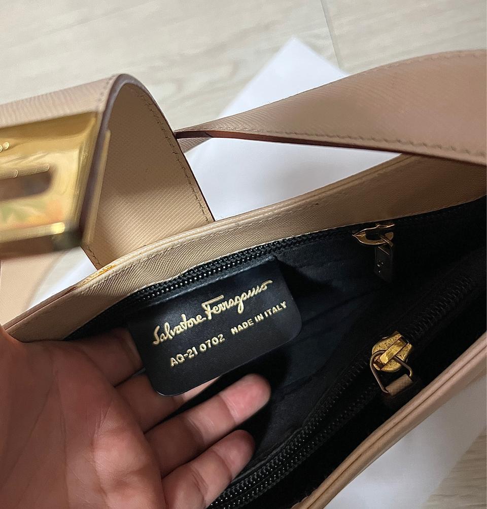 정품 페라가모 숄더백 베이지